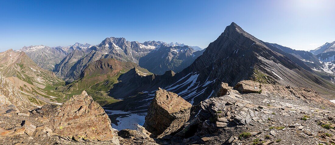 Frankreich, Hautes Alpes, Nationalpark Ecrins, Orcieres Merlette, Naturreservat des Circus des Grand Lac des Estaris, Blick vom Prelles-Pass (2807m) auf den Sirac (3441m) in der Mitte, den Dom des Ecrins (4102m) und den Pelvoux (3946m) und rechts die Pointe des Estaris (3086m)