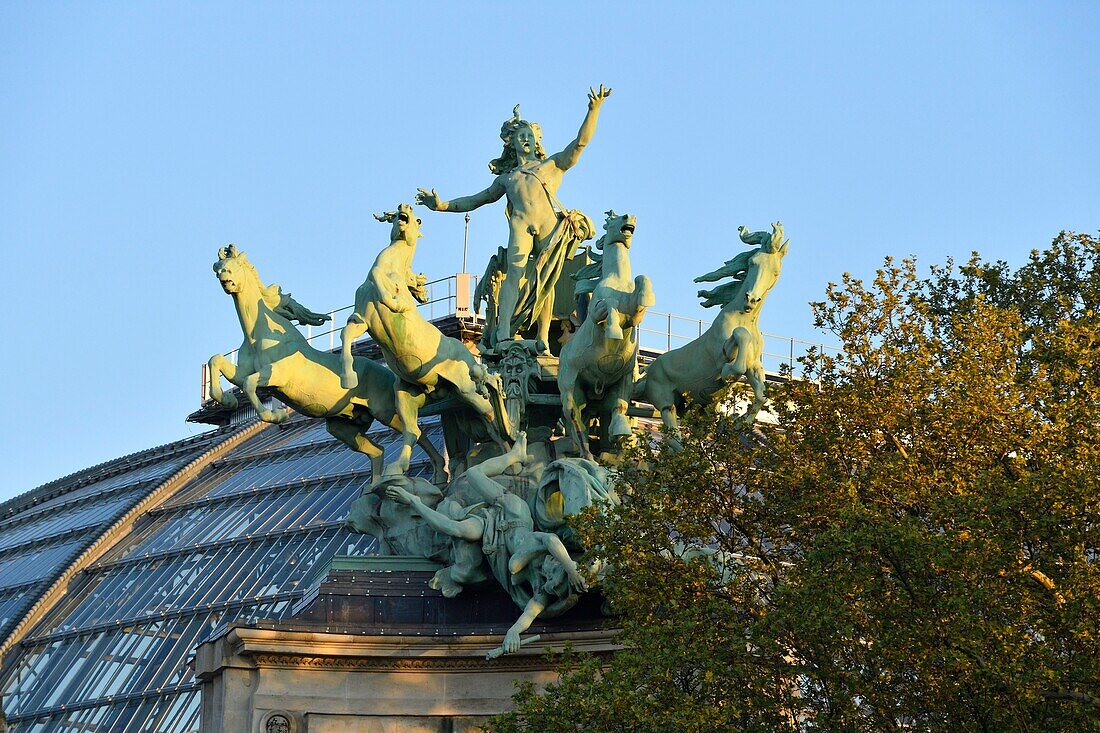 Frankreich, Paris, von der UNESCO zum Weltkulturerbe erklärtes Gebiet, Kupferquadriga von Georges Recipon auf dem Dach des Grand Palais, allegorisches Kunstwerk mit der Darstellung der über die Zwietracht triumphierenden Harmonie