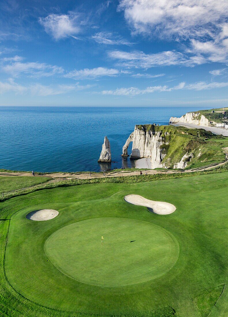 Frankreich, Seine Maritime, Etretat, Cote d'Abatre, der Golf (Luftaufnahme)