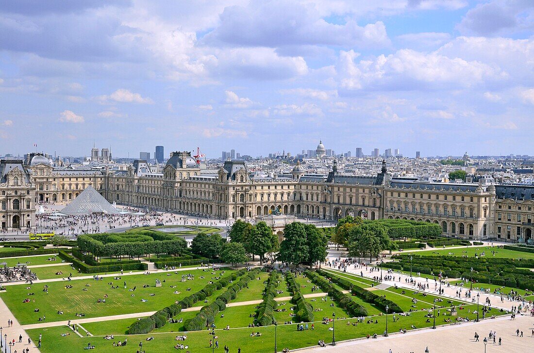 Frankreich, Paris, das Louvre-Museum und die Pyramide von Pei