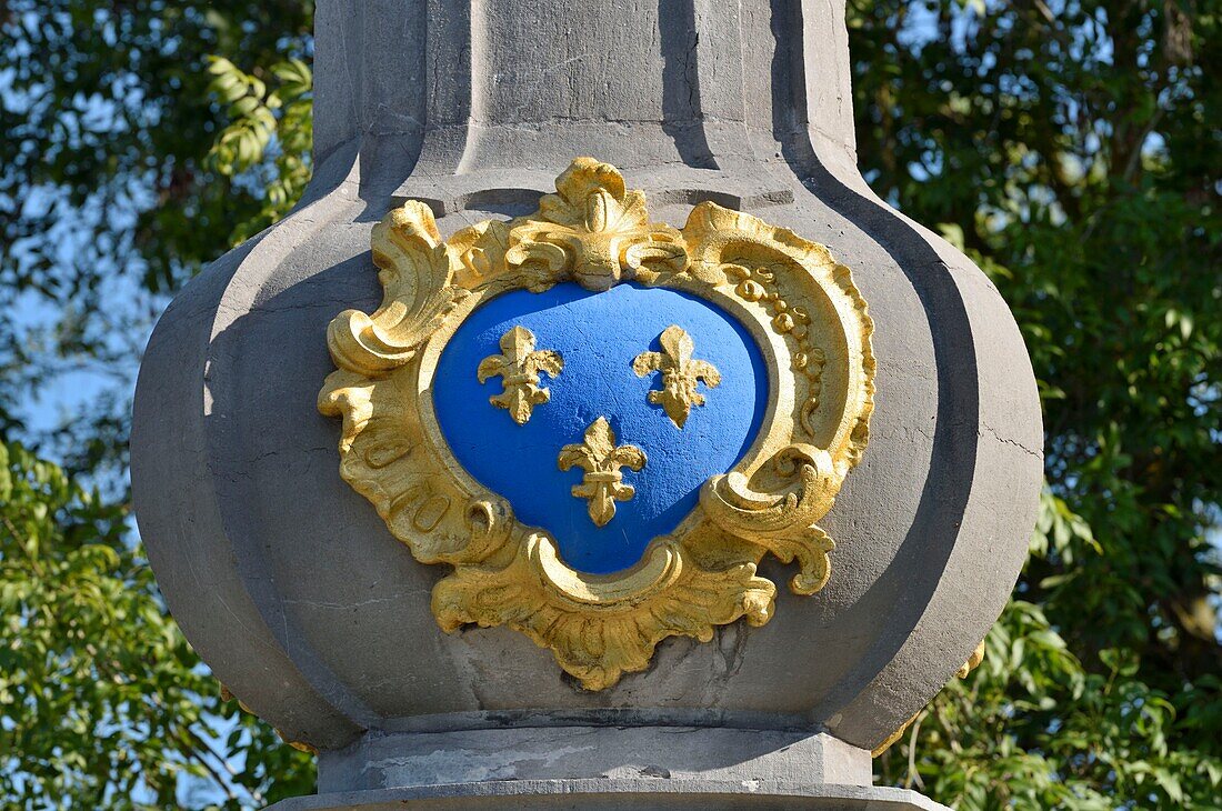 Frankreich, Nord, Cysoing, Pyramide von Fontenoy, ein moderner Obelisk, der 1750 zu Ehren Ludwigs XV. errichtet wurde und an den Aufenthalt des Königs in Cysoing zu Beginn des Feldzugs gegen die österreichischen Niederlande erinnert, dessen französischer Sieg einige Monate später in der Schlacht von Fontenoy im Mai 1745 den Höhepunkt bildete, Wappen