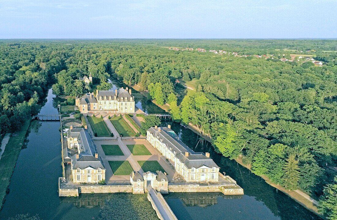 Frankreich, Loiret, Region Sologne, Loire-Schlösser, Schloss La Ferte Saint Aubin (Luftaufnahme)