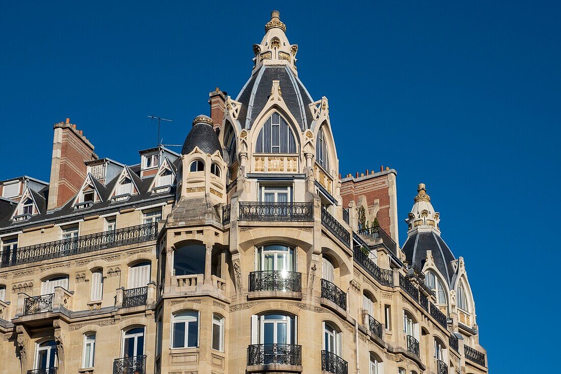 France, Paris, 132 rue de Courcelles, Art Nouveau building\n