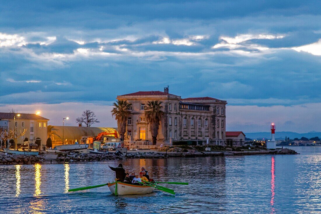 Frankreich, Herault, Sete, Pointe Courte, traditionelles Ruderboot auf dem Kanal, der zur Lagune von Thau führt, bei Nacht