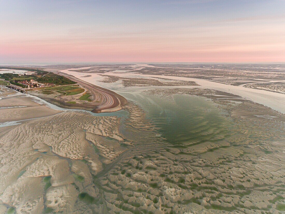 Frankreich, Somme, Baie de Somme, Le Hourdel, Die Spitze der Hourdel und die Sandbänke der Baie de Somme bei Ebbe (Luftaufnahme), der Kanal der Somme reicht bis zum Meer