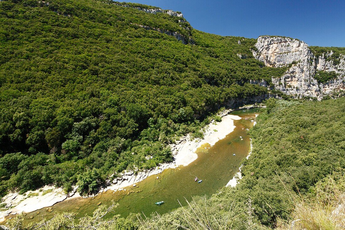 Frankreich, Ardeche, Nationales Naturreservat der Ardeche-Schluchten, Saint-Remeze, die Ardeche-Schlucht in der Nähe des Chanet-Dolmen