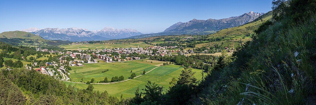 France, Hautes Alpes, Ecrins National Park, Champsaur Valley, Ancelle, the village with on the left in the background the Dévoluy, the mountain of Faraut, on the right the massif of Ecrins\n