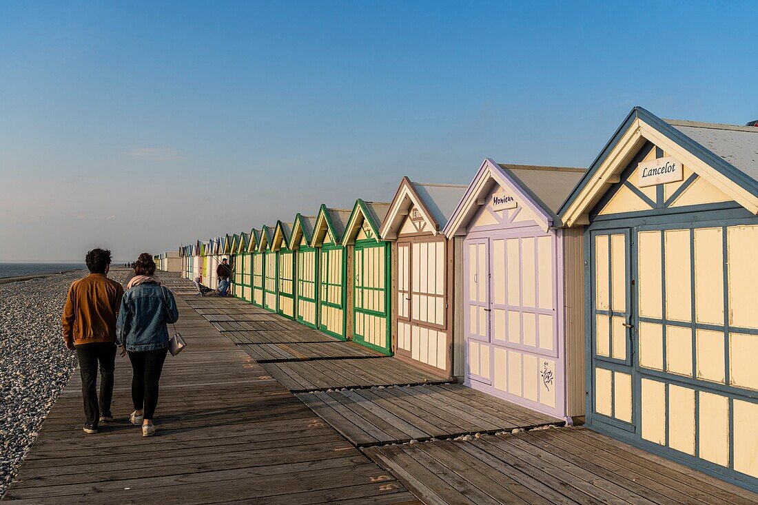 Frankreich, Somme, Cayeux sur Mer, Der Pfad in Cayeux sur Mer ist der längste in Europa, er trägt seine farbenfrohen Strandhütten mit sprechenden Namen auf fast 2 km Länge auf dem Kieselstrand