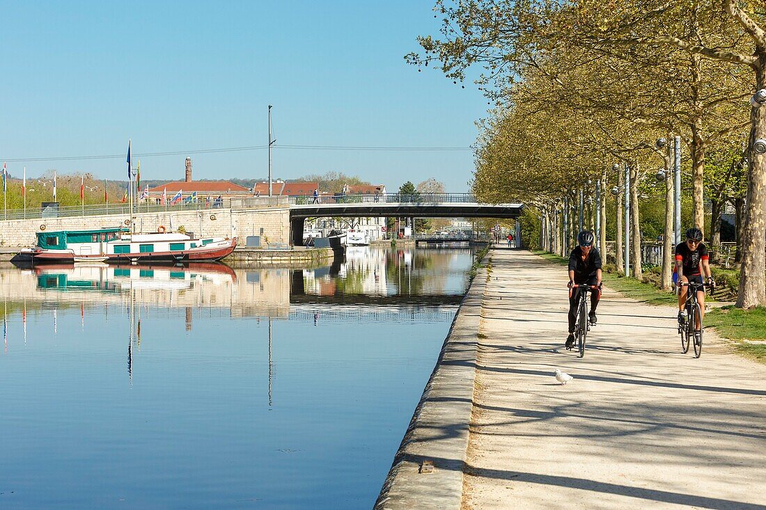 Frankreich, Meurthe et Moselle, Nancy, am Meurthe-Kanal vertäutes Flachboot und Radfahrer