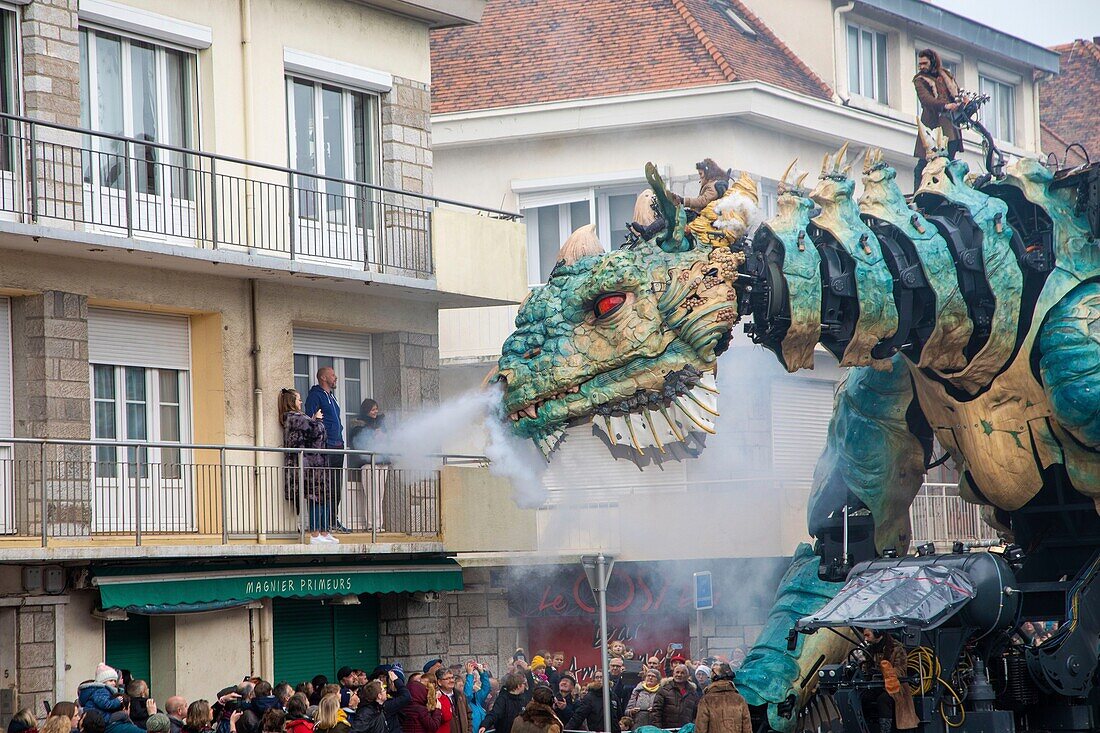 Frankreich, Pas de Calais, Cote d'Opale, Calais, Calaiser Drache, entworfen von François Delarozière und der Firma La Machine, Feierlichkeiten anlässlich der Ankunft des Drachens in Calais