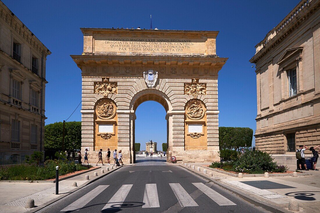 Frankreich, Herault, Montpellier, Arc de Triomphe, Tür mit Blick auf den Peyrou-Park