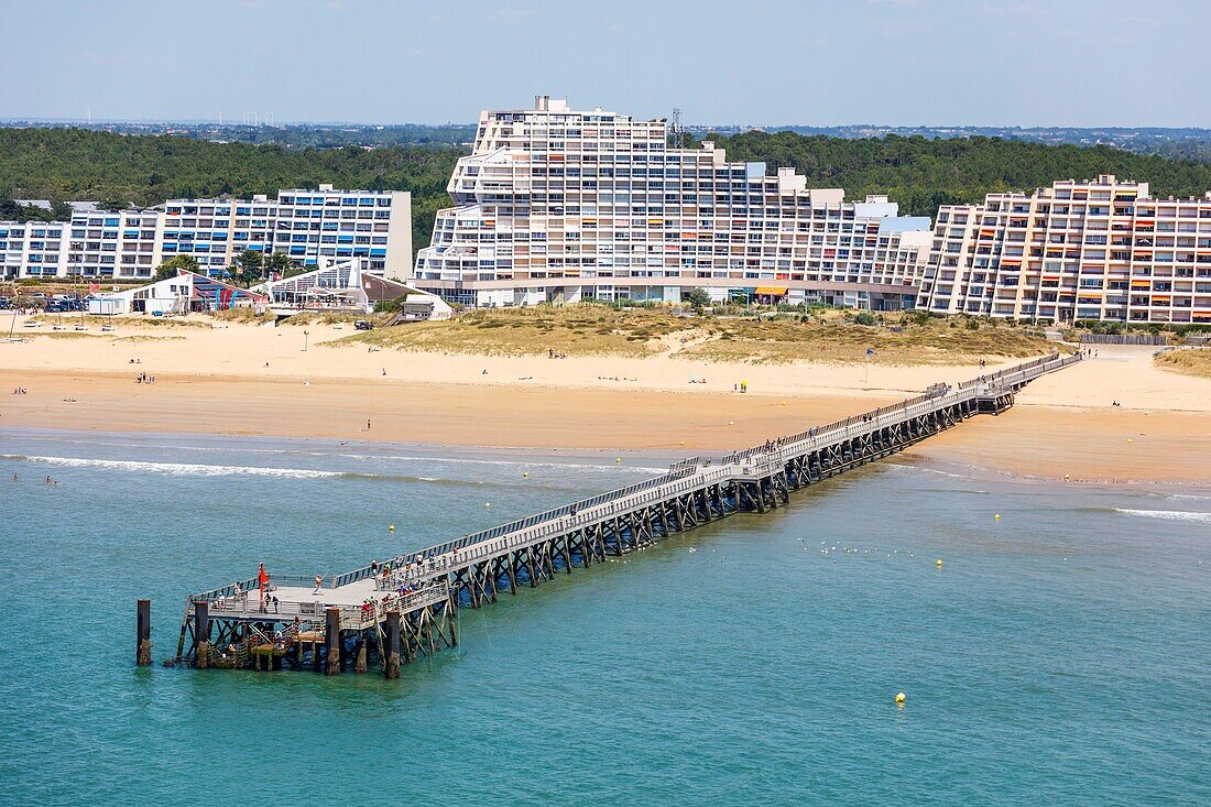 Frankreich, Vendee, St Jean de Monts, der Strand und der Holzsteg (Luftaufnahme)