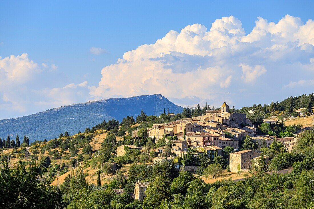 Frankreich, Vaucluse, Aurel, Gewitterwolke und Gesamtansicht des Dorfes