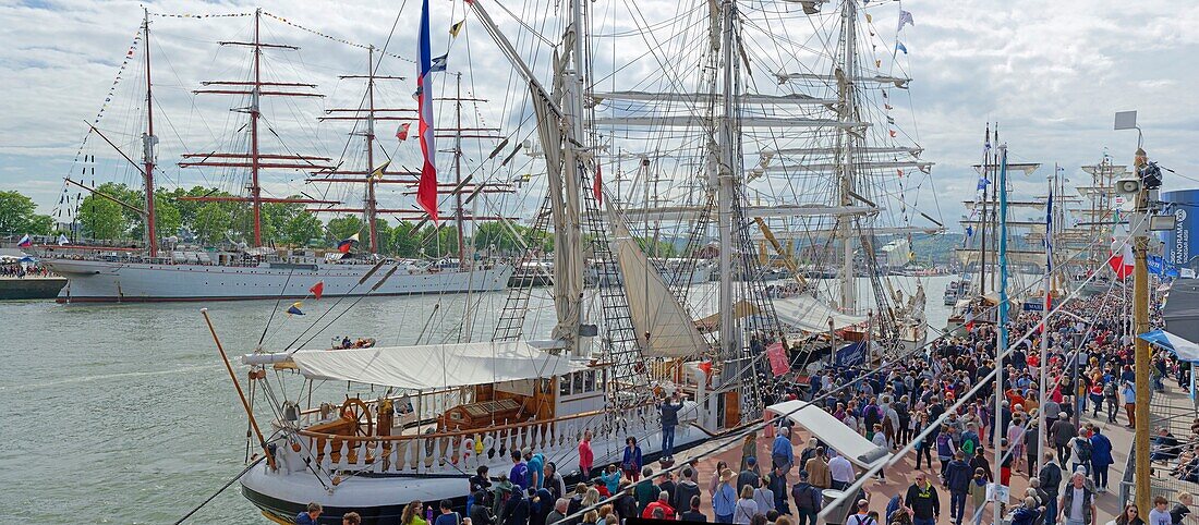 Frankreich, Seine Maritime (76), Rouen, Armada 2019 , Touristenmassen bei der Besichtigung der alten Takelage am Ufer der Seine