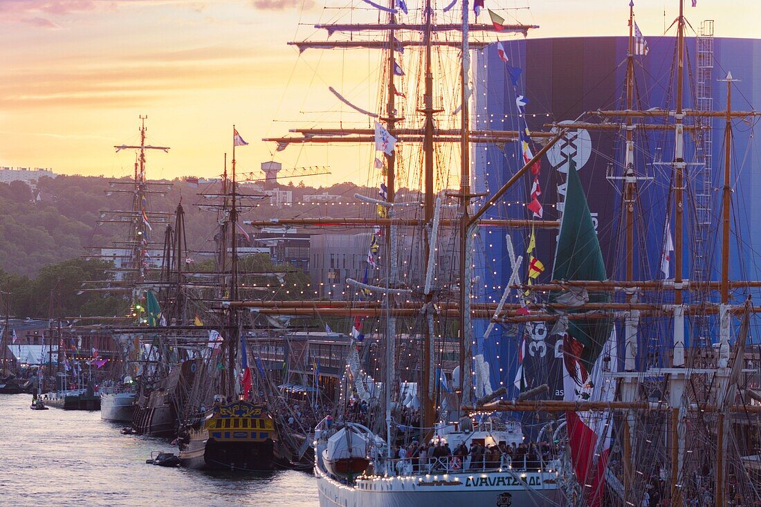 Frankreich, Seine Maritime, Rouen, Armada 2019, Blick bei Sonnenuntergang von oben auf die Besucherschar und die vertäuten Großsegler