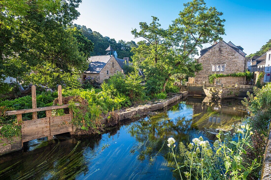 France, Finistere, Pont-Aven, the banks of Aven river, Le Moulin de Rosmadec restaurant on the left\n