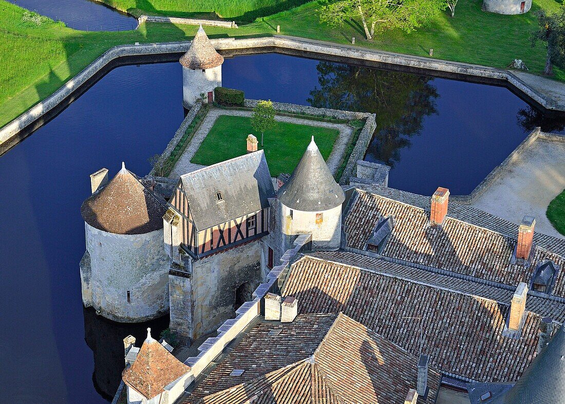Frankreich, Gironde, Chateau de la Brede, wo Montesquieu lebte (Luftaufnahme)
