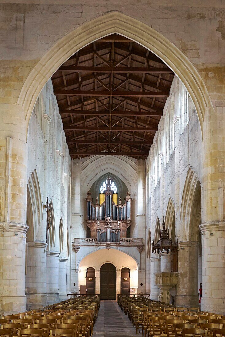 Frankreich, Charente Maritime, Saintonge, Saintes, Kirchenschiff der Kathedrale St. Peter