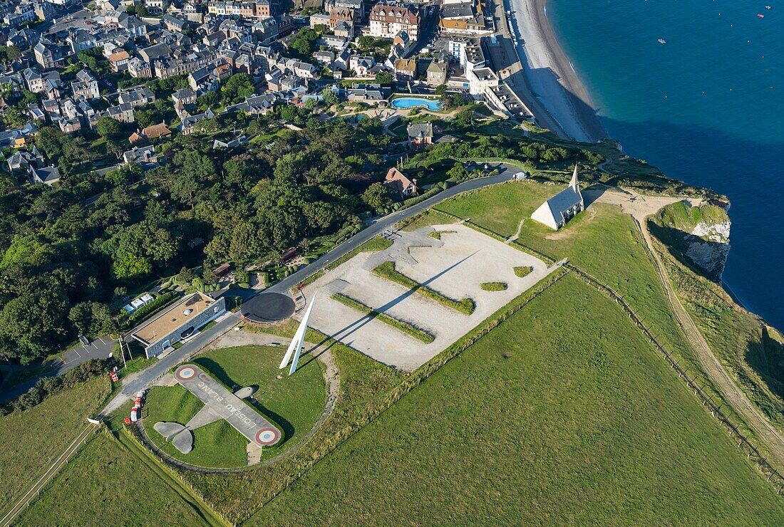 Frankreich, Seine Maritime, Etretat, Cote d'Abatre, das Oiseau Blanc, Denkmal zum Gedenken an Nungesser und Coli, Kapelle Notre Dame de la Garde (Luftaufnahme)