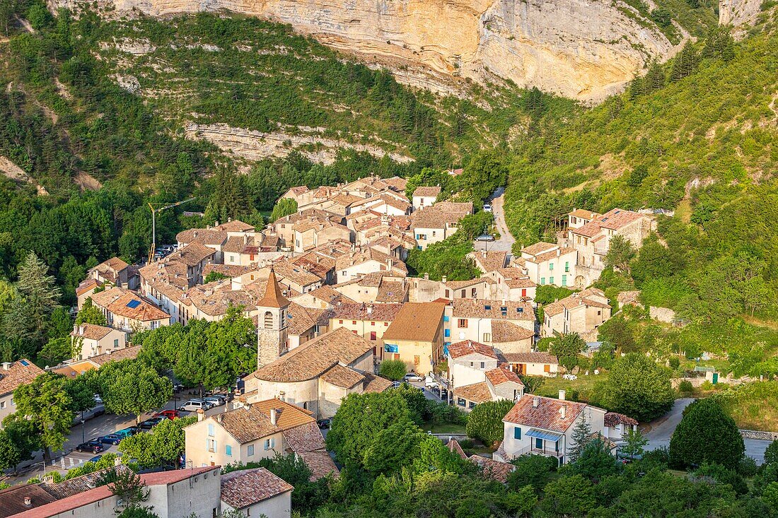 Frankreich, Hautes-Alpes, regionaler Naturpark der Baronnies Provençal, Orpierre, das von Felsen umgebene Dorf, Klettergebiet, der Felsen von Puy