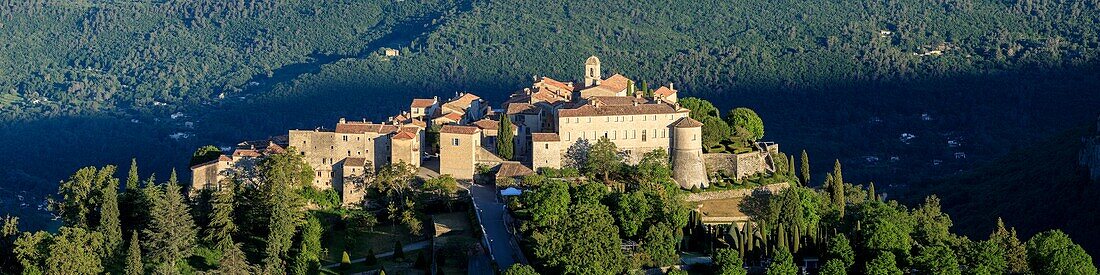 Frankreich, Alpes Maritimes, Parc Naturel Regional des Prealpes d'Azur, Gourdon, beschriftet mit Les Plus Beaux Villages de France
