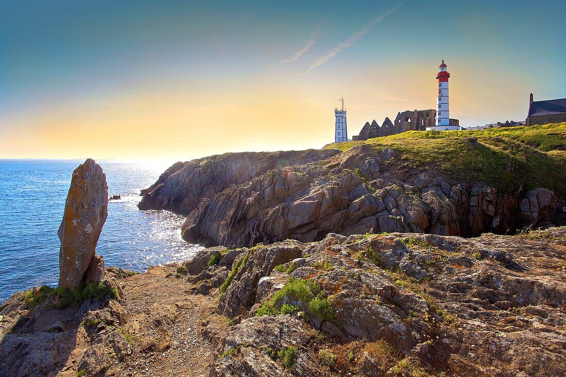 Frankreich, Finistere, Plougonvelin, die Pointe Saint Mathieu und der Leuchtturm von Saint Mathieu aus dem Jahr 1835, die Abtei Saint Mathieu de Fine Terre und der Semaphor von 1906