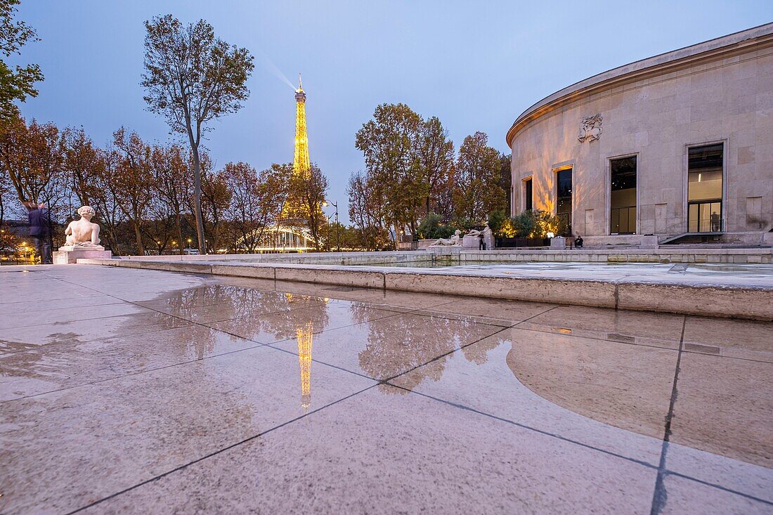 France, Paris, 16th arrondissement, esplanade of Palais de Tokyo, Eiffel Tower in the background (© SETE-illuminations Pierre Bideau)\n