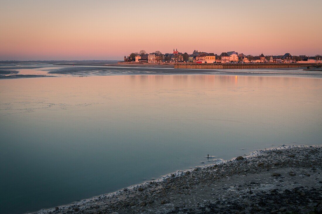 Frankreich, Somme, Somme-Bucht, Le Crotoy, Die Somme-Bucht bei kaltem Wetter im Winter, Blick auf Le Crotoy am frühen Morgen mit gefrorenem Wasser und Eis auf dem Boden