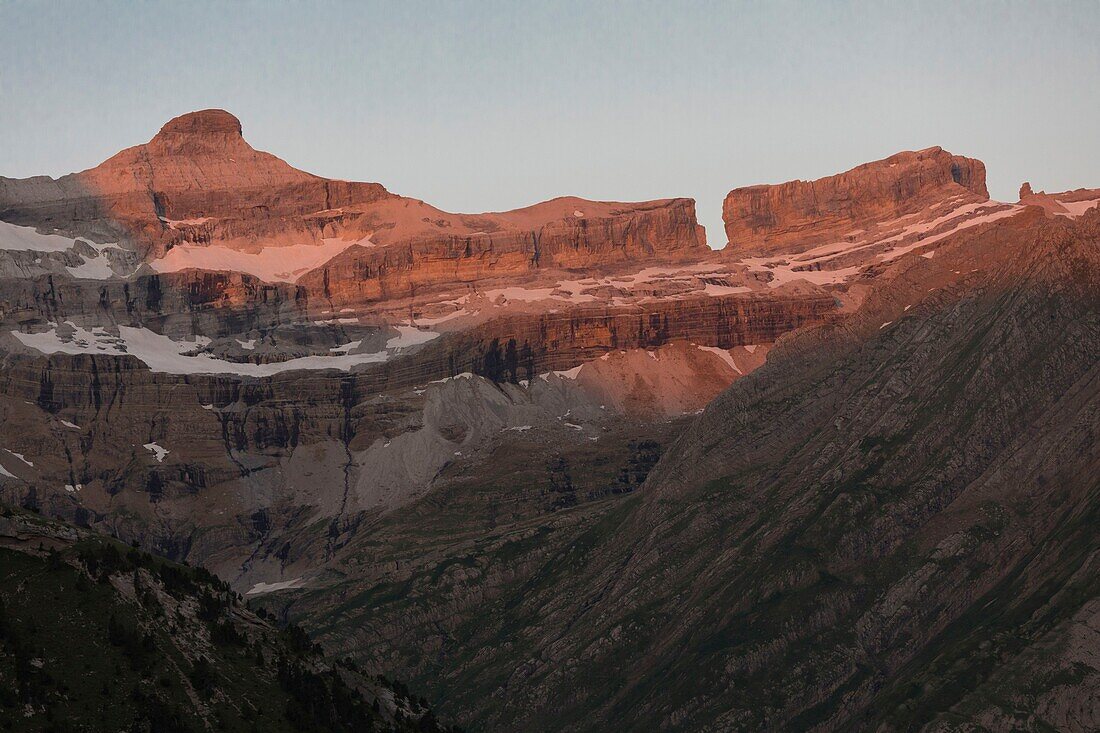 Frankreich, Hautes Pyrenees, Gavarnie, der Gavarnie-Kessel von der Espuguettes-Hütte aus gesehen, der Gipfel des Casquet du Marbore (3006 m) und die Breche de Roland, UNESCO-Welterbe
