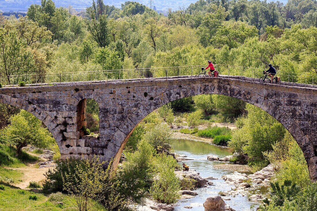 Frankreich, Vaucluse, Luberon, Bonnieux, Pont Julien am Cavalon, römische Brücke aus dem dritten Jahrhundert v. Chr. an der Via Domitia auf dem Calavon-Radweg