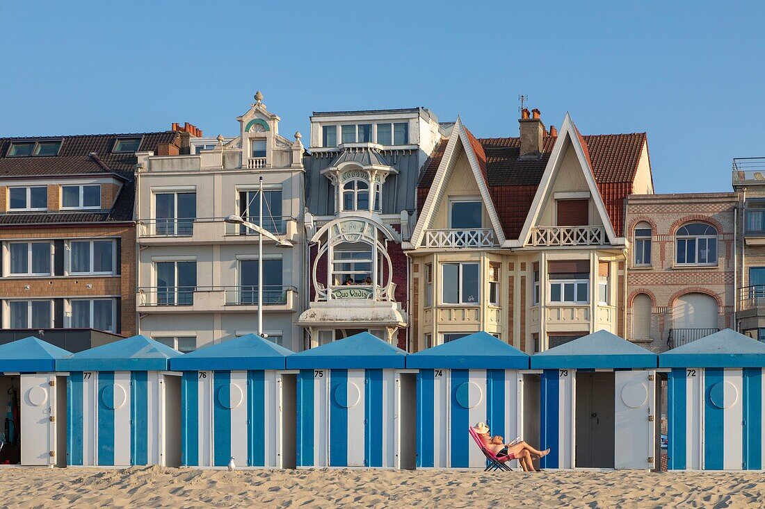 Frankreich, Nord, Malo les bains, Strandhütten und Villenfassaden am Wasser