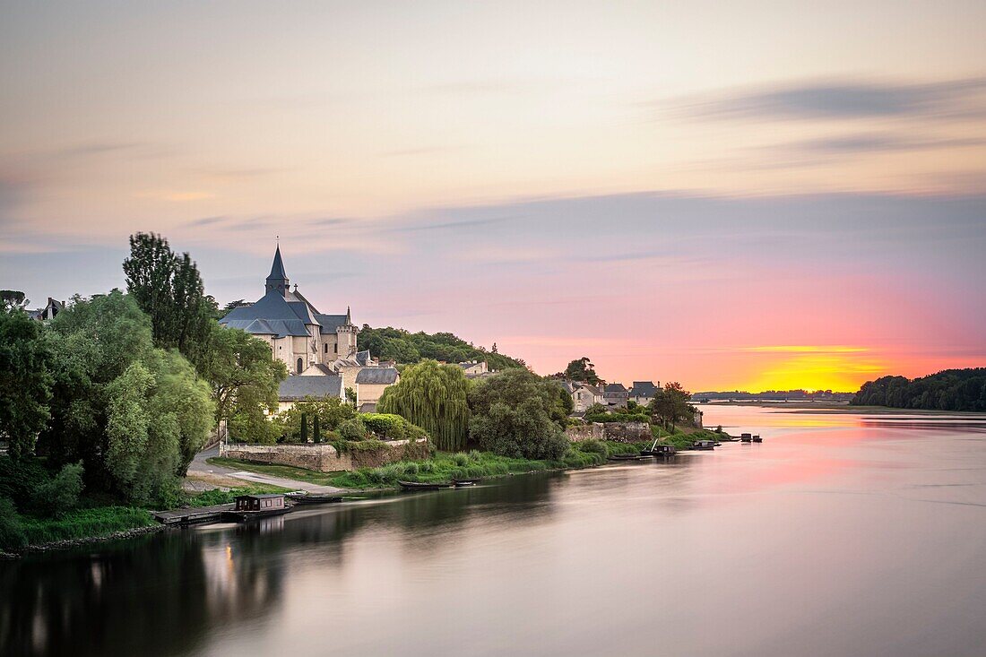 Frankreich, Indre et Loire, Loire-Tal, von der UNESCO zum Weltkulturerbe erklärt, Candes Saint-Martin, ausgezeichnet als Les Plus Beaux Villages de France (Die schönsten Dörfer Frankreichs), das befestigte Kollegiatstift Saint-Martin de Candes (12. und 13. Jahrhundert)