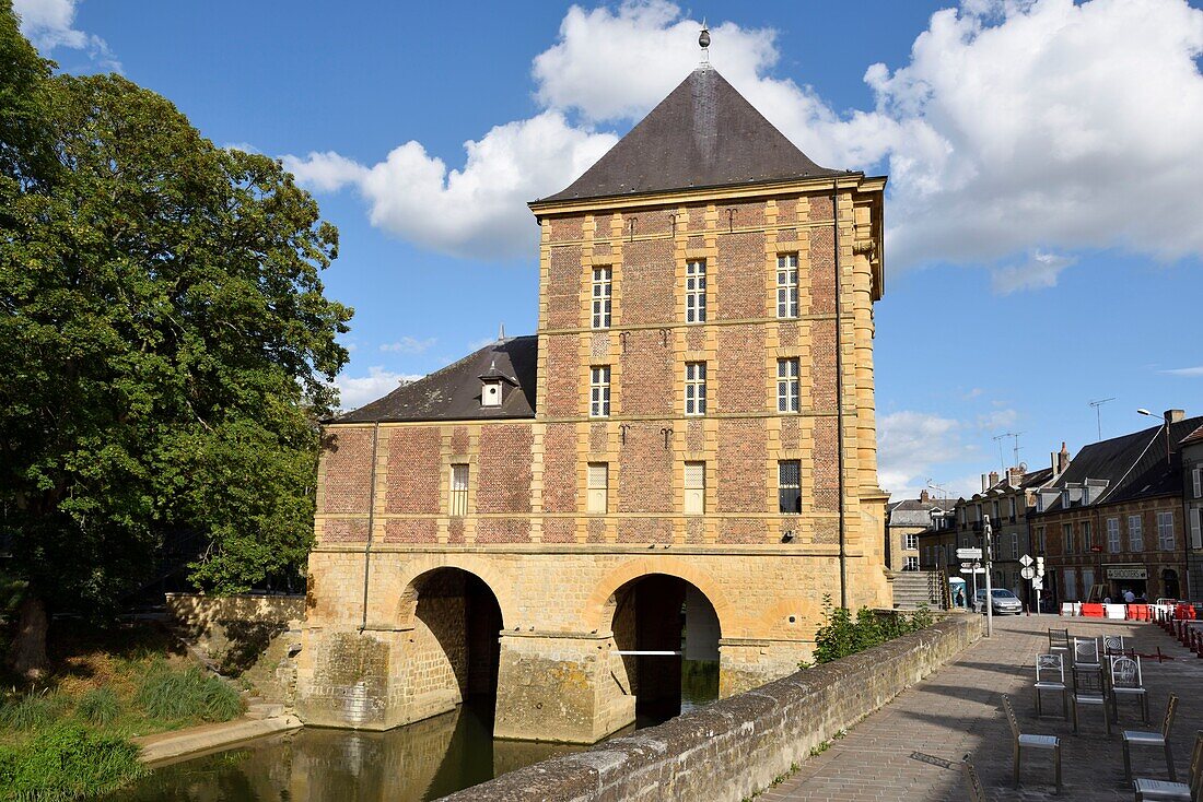 Frankreich, Ardennen, Charleville Mezieres, Getreidemühle, genannt Alte Mühle, die heute das städtische Museum Arthur Rimbaud beherbergt, Eingang und Fassade auf der linken Seite