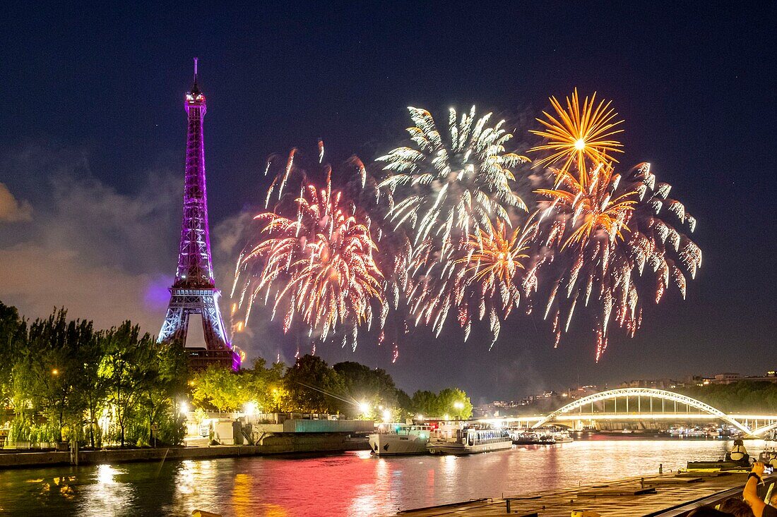 Frankreich, Paris, Weltkulturerbe der UNESCO, Nationalfeiertag, das Feuerwerk am 14. Juli 2019 und der Eiffelturm
