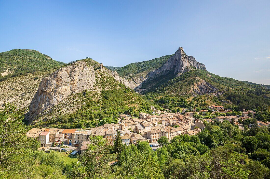 Frankreich, Hautes-Alpes, Regionaler Naturpark der Baronnies Provençal, Orpierre, das von Felsen umgebene Dorf, links das Klettergebiet Cliff Castle und im Hintergrund der Felsen von Quiquillon (1025 m)