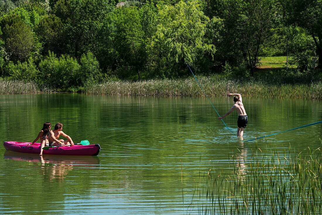 Frankreich, Ardeche, Berrias et Casteljau, Lac de Cornadon, Ardeche Slackline Treffen