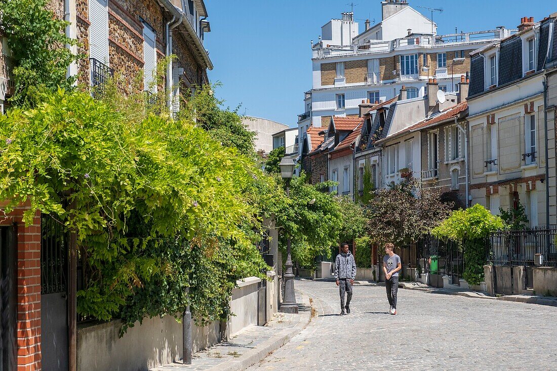 France, Paris, La Campagne a Paris, houses with garden in the heart of the city, Irenee Blanc street\n