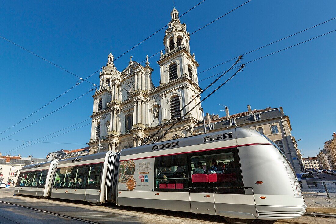 Frankreich, Meurthe et Moselle, Nancy, die Straßenbahn vor der Kathedrale Notre Dame de l'Annonciation de Nancy an der Straße Saint Jean