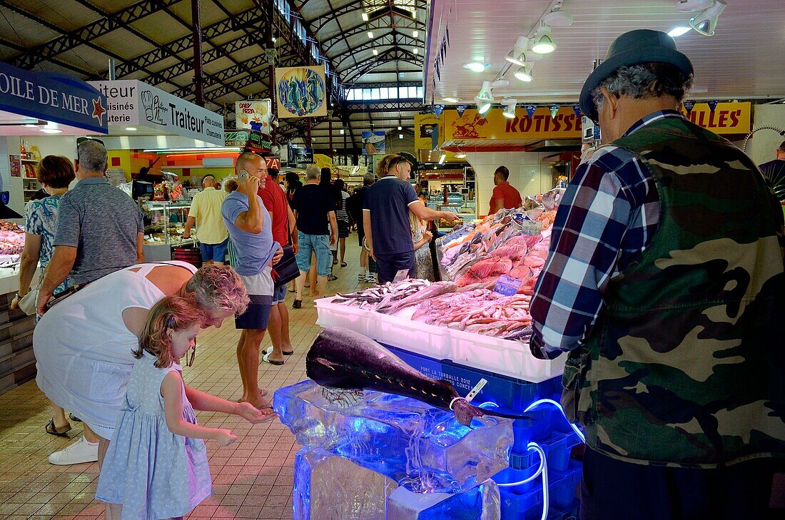 Frankreich, Aude, Narbonne, die Markthalle, Fischverkäufer