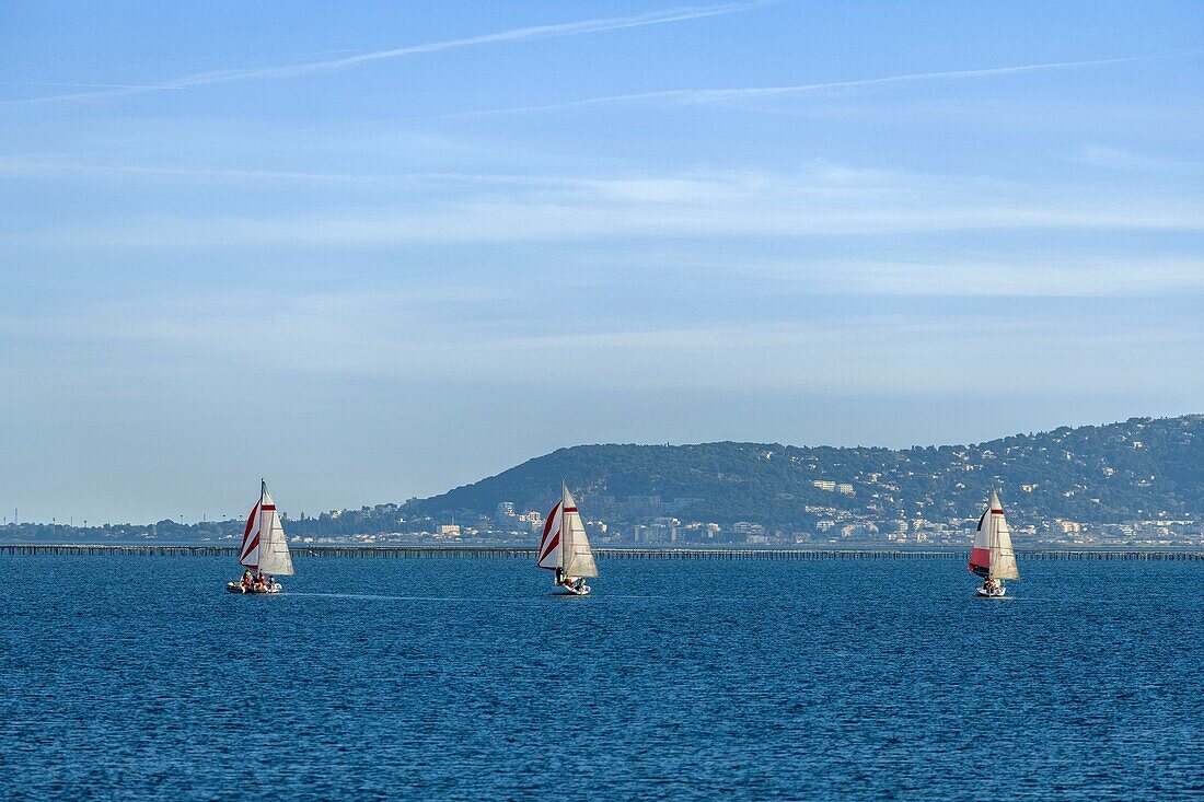 Frankreich, Herault, Marseillan, Segelboote mit dem Mont Saint Clair im Hintergrund