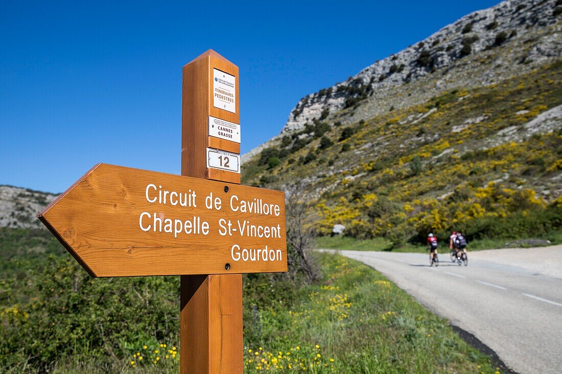 Frankreich, Alpes Maritimes, Regionaler Naturpark Prealpes d'Azur, Gourdon, Route D12 nach Caussols und Bake 12 auf dem Fußgängerweg von Cavillore