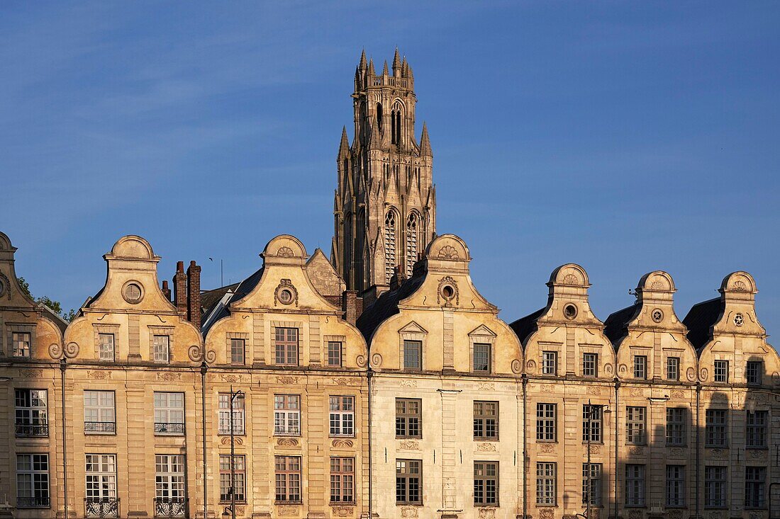 Frankreich, Pas de Calais, Glockenturm der Kirche St Jean Baptiste mit Blick auf die typischen Häuser des Heldenplatzes