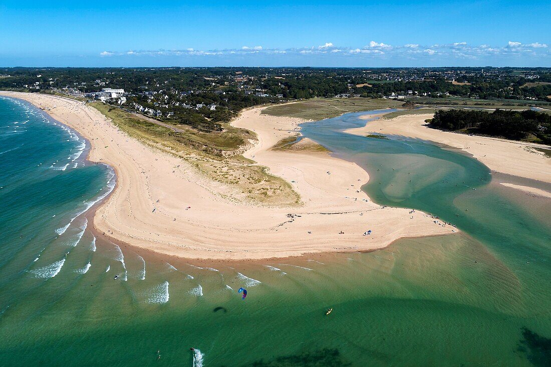 Frankreich, Cotes d'Armor, Cote de Penthièvre, Plurien, Strand von Sables d'Or les Pins (Luftaufnahme)