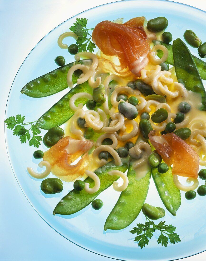 Hülsenfrüchte-Nudel-Salat mit geräucherten Lachsscheiben