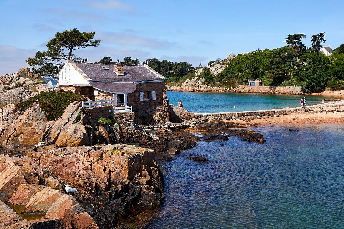 Frankreich, Cotes d'Armor, Ile de Brehat, Haus in den rosa Granitfelsen am Strand von Guerzido