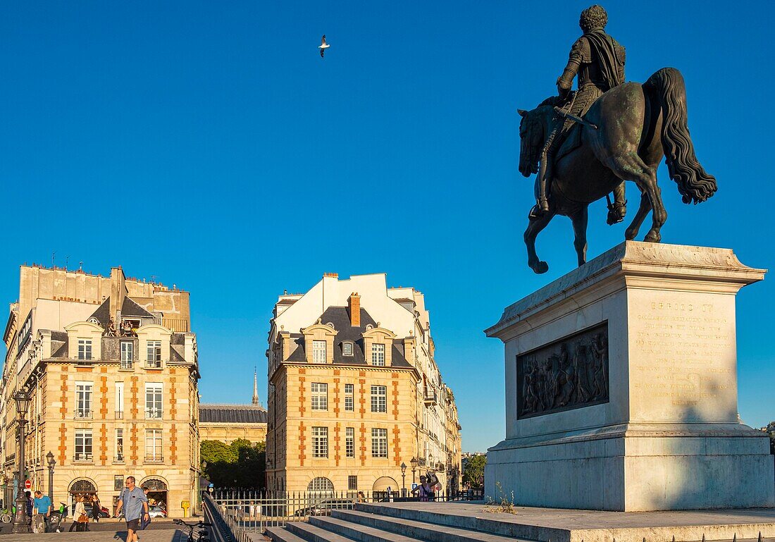 Frankreich, Paris, von der UNESCO zum Weltkulturerbe erklärtes Gebiet, Ile de la Cite, Place du Pont Neuf, Reiterstandbild von Henri IV.