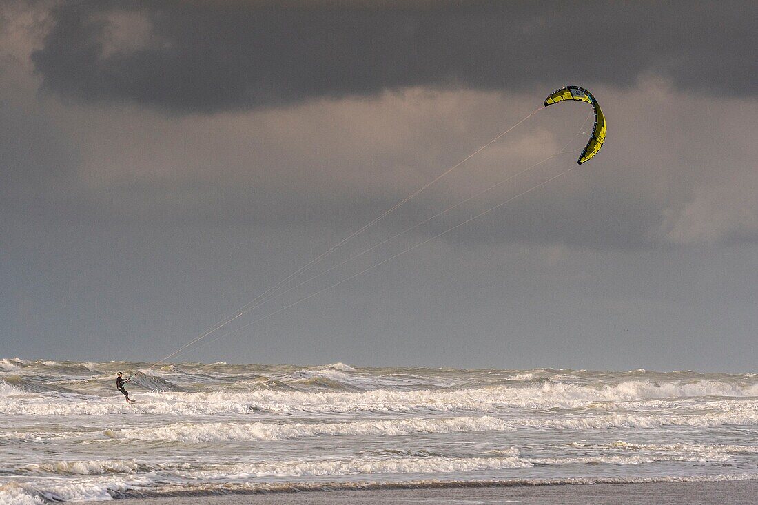 France, Somme, Quend-Plage, Kitesurf along the beach\n