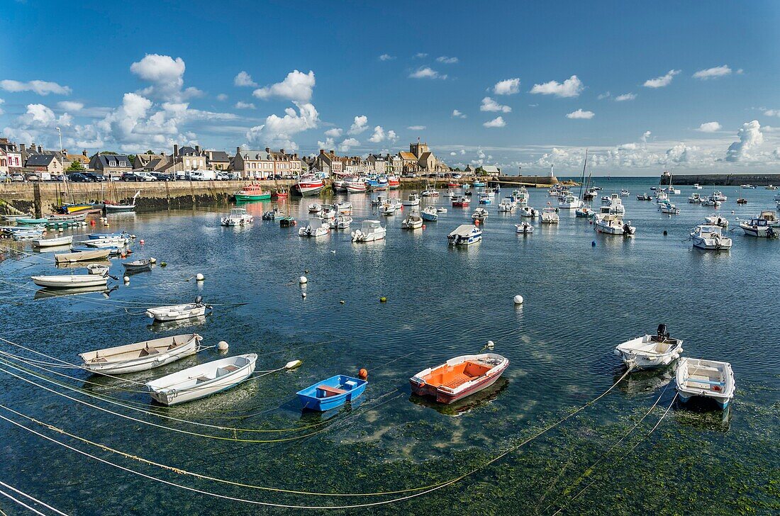 "Frankreich, Manche, Barfleur, ausgezeichnet als ""Die schönsten Dörfer Frankreichs"", Fischerhafen, gestrandet"