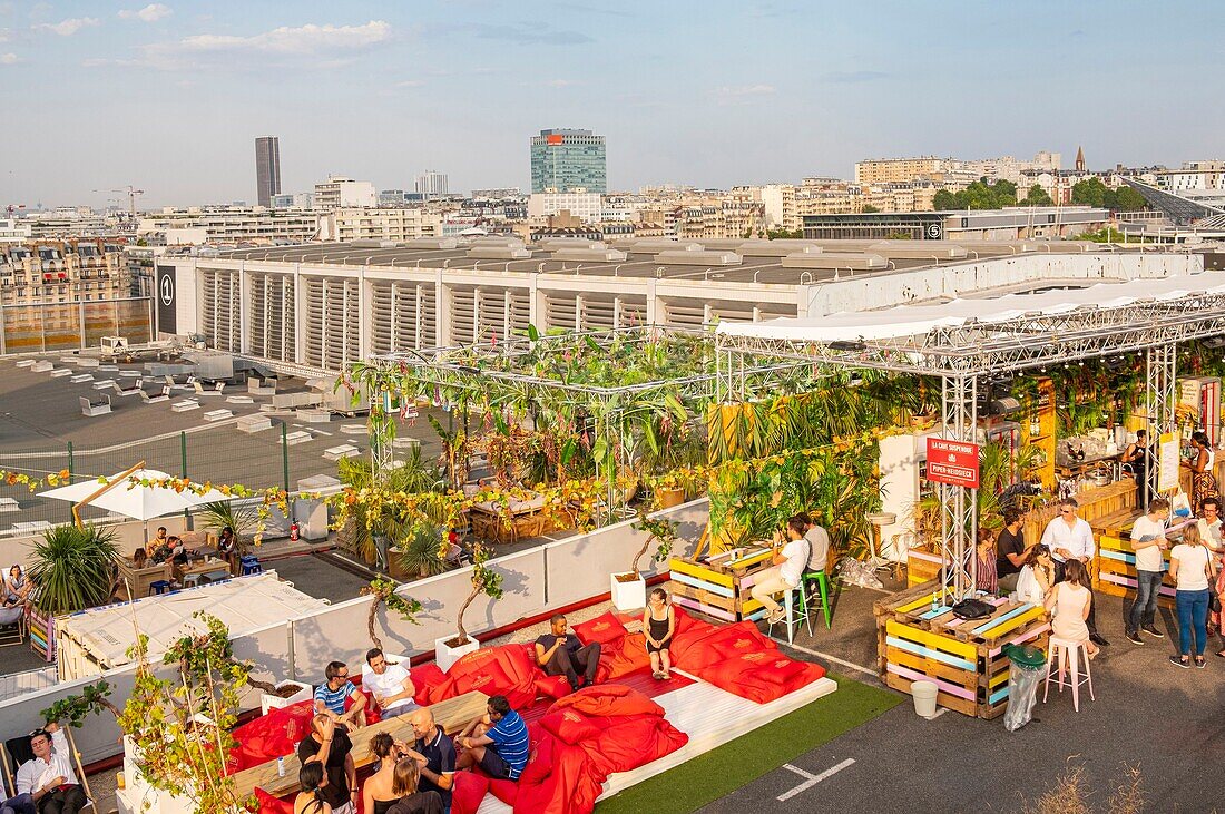 Frankreich, Paris, Dachbegrünung von 3.500 m2, der hängende Garten, der im Sommer auf dem Dach eines Parkplatzes installiert wurde