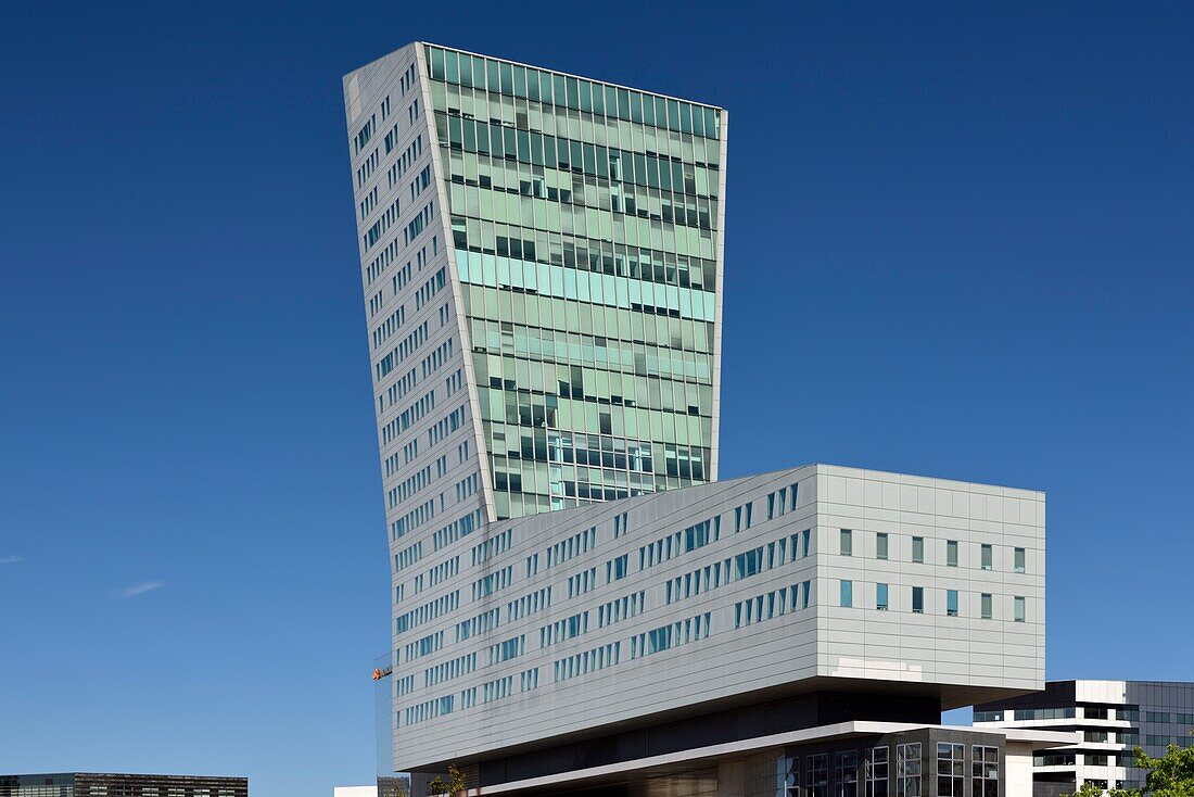 Frankreich, Nord, Lille, Esplanade Place François Mitterrand mit dem Geschäftsviertel Euralille, zu dem auch der Eurostar-Bahnhof und der TGV-Bahnhof Lille Europe gehören, der Turm von Lille